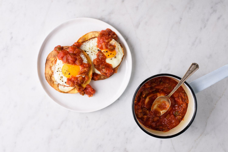 Huevos Rancheros (Eggs With Ranchera Sauce)